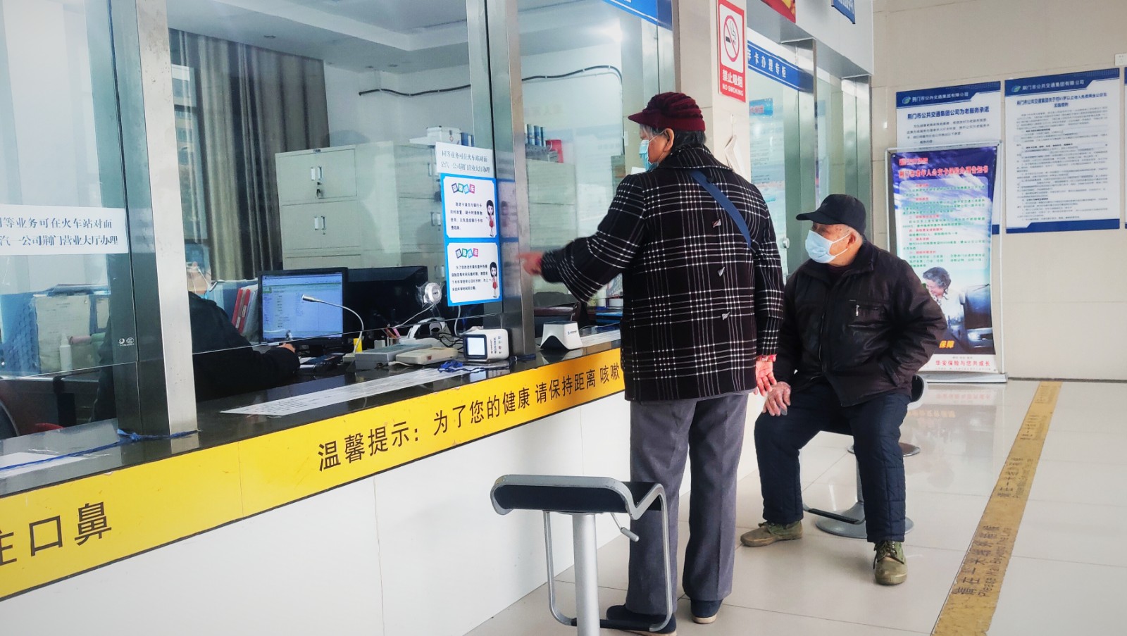 敬老卡業(yè)務(wù)升級后，老年顧客辦卡時，與窗口工作人員親切交談.jpg