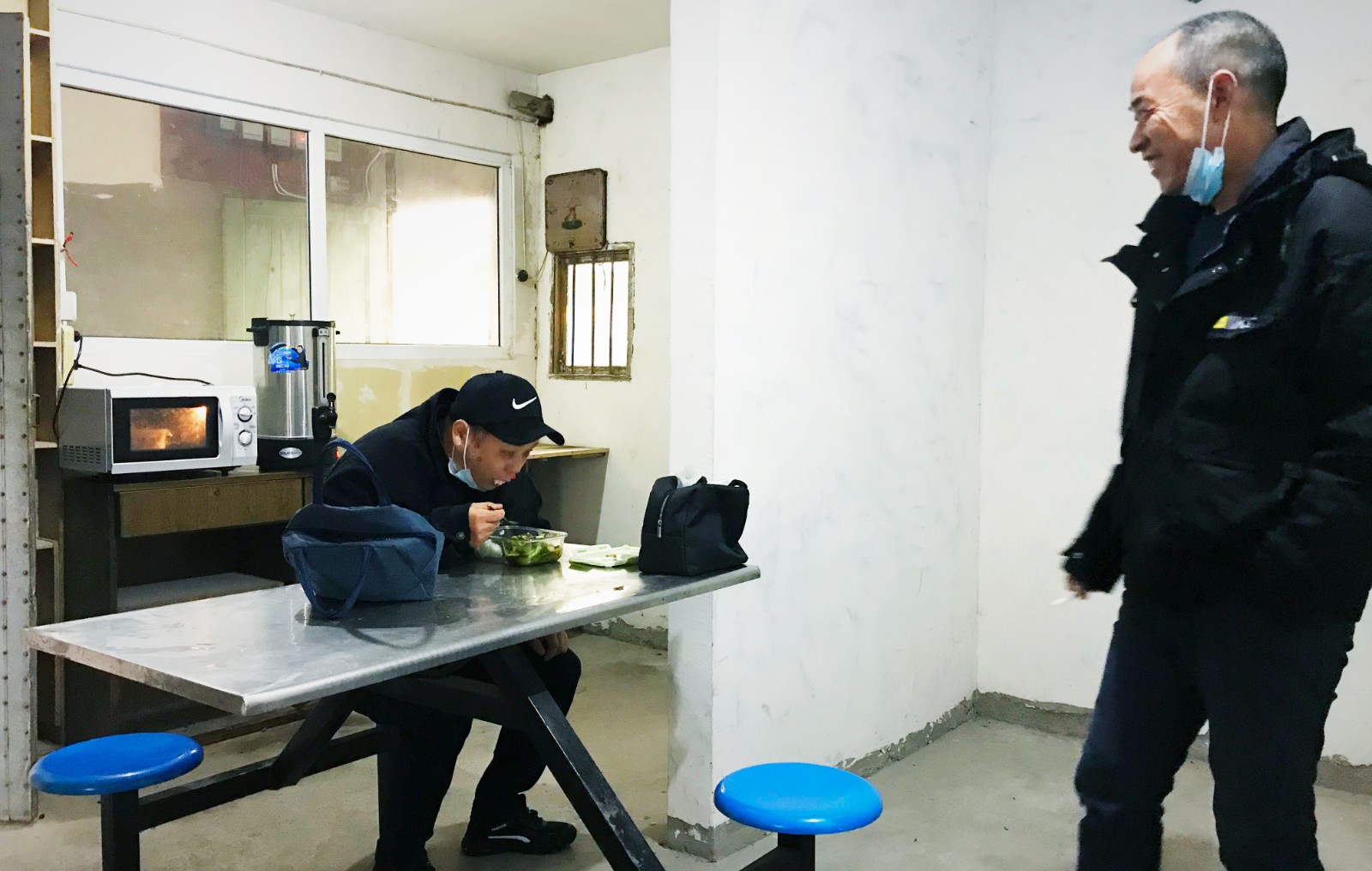 10月份，公司新租建駕駛員休息室之一，駕駛員在休息室內(nèi)愉悅休息與交談.jpg